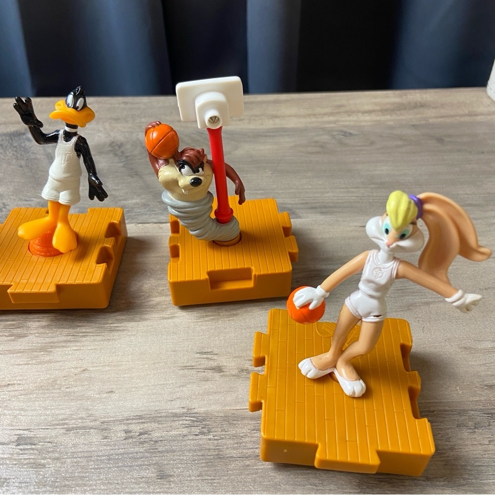 VTG Space Jam VHS Michael Jordan, Lot includes McDonald’s Looney Tunes Figurines - Picture 6 of 8